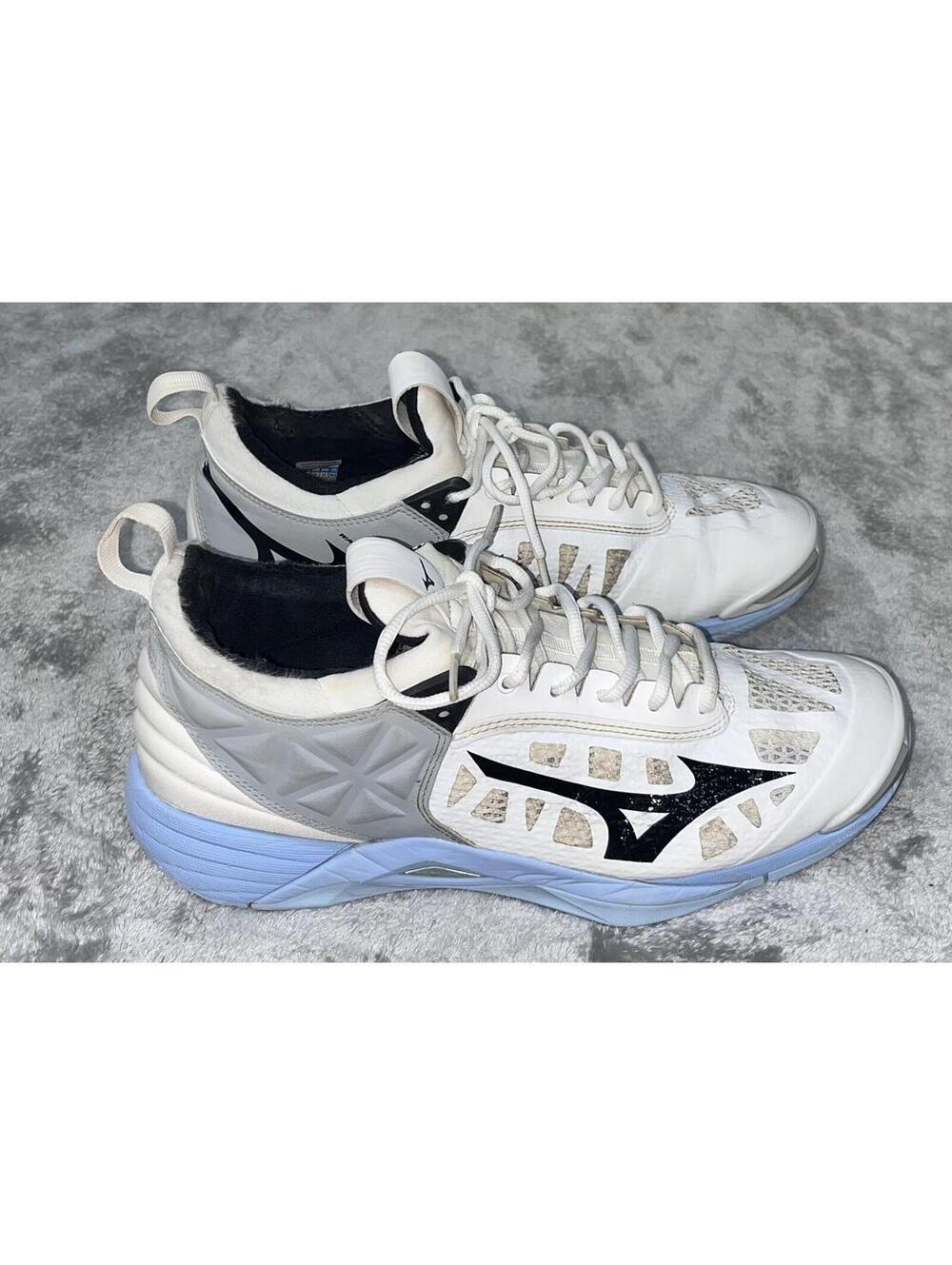 Mizuno White Light Blue Athletic Sneakers with Black Logo - Picture 5 of 9